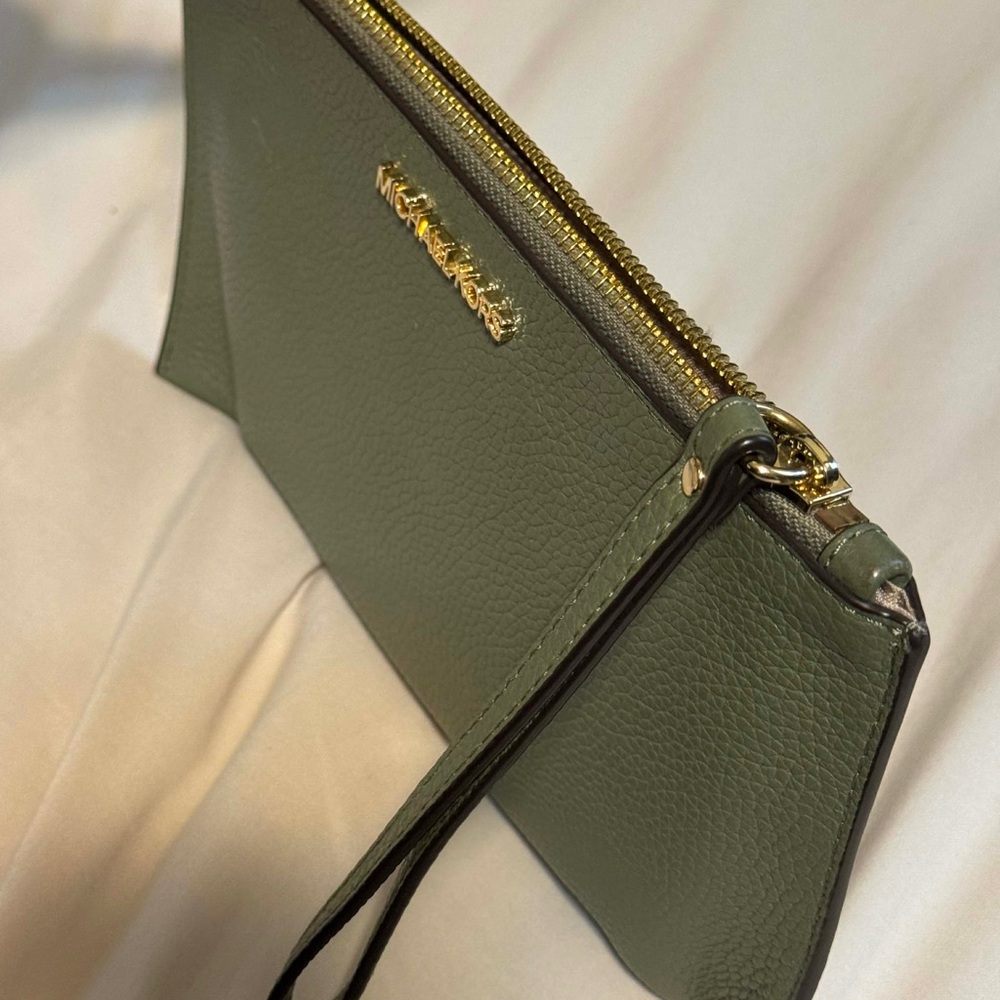 Michael Kors Jet Set Charm Md Tz Wristlet